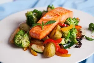bigstock-salmon-fillet-with-vegetables-76601543.jpg