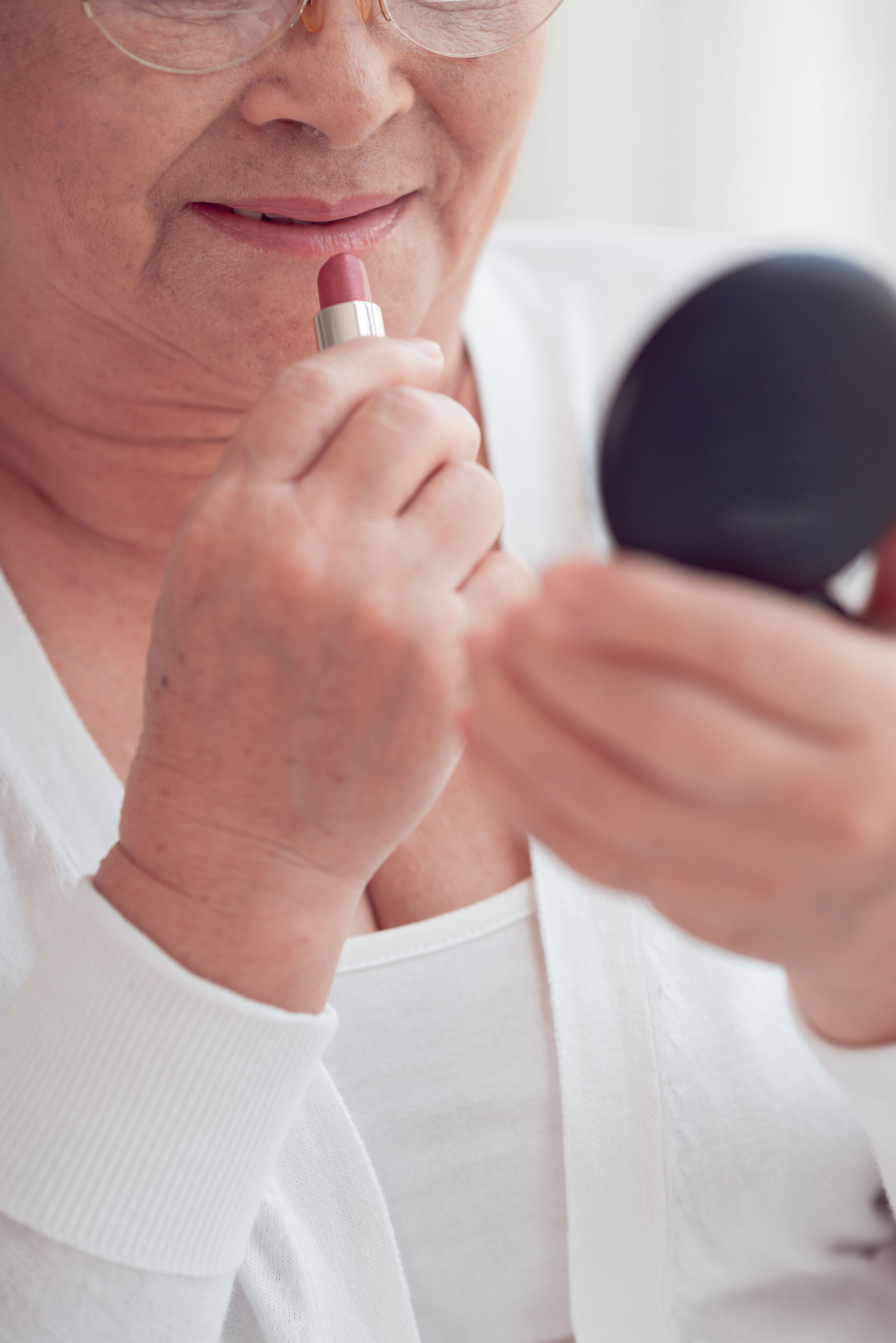 older-woman-putting-on-makeup.jpg